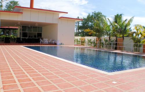 Swimming pool sa o malapit sa P and A Thai Lanna Resort