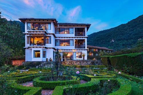 Hotel Atitlan في باناخاتشيل: منزل أمامه حديقة