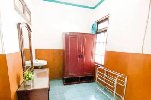 Kúpeľňa v ubytovaní Hotel Shabine Rungkut Mitra RedDoorz