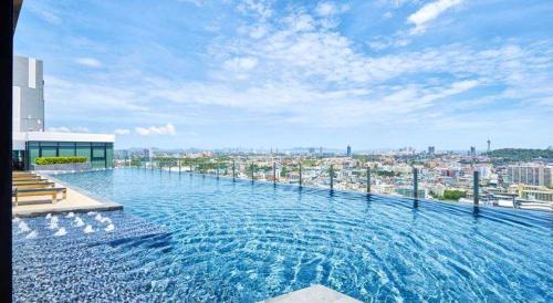 una gran piscina en la parte superior de un edificio en 泰国芭提雅thebase无边游泳池公寓, en Pattaya central