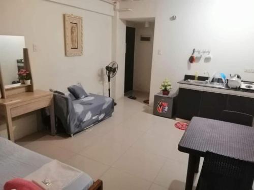 een woonkamer met een bank en een keuken bij Kassel Residences Staycation Near NAIA - Moonwalk Paranaque in Manilla