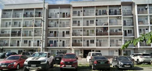 een parkeerplaats voor een appartementencomplex bij Kassel Residences Staycation Near NAIA - Moonwalk Paranaque in Manilla