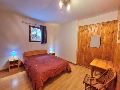 - une chambre avec un lit et une table avec deux lampes dans l'établissement Appartement spacieux pour 10 pers, à 100m des pistes, Wifi gratuit, animaux admis - Saint-Michel-de-Chaillol - FR-1-393-42, à Saint-Michel-de-Chaillol