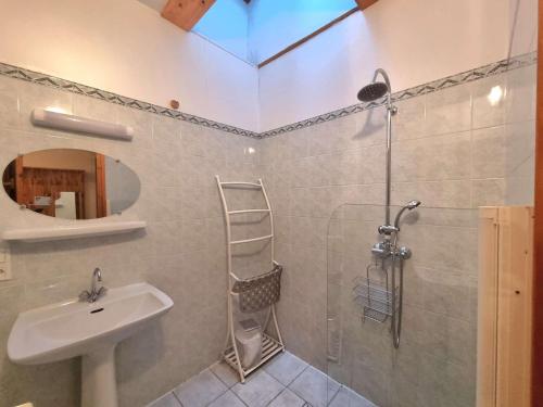 une salle de bain avec une douche, un lavabo et un miroir dans l'établissement Appartement spacieux pour 10 pers, à 100m des pistes, Wifi gratuit, animaux admis - Saint-Michel-de-Chaillol - FR-1-393-42, à Saint-Michel-de-Chaillol