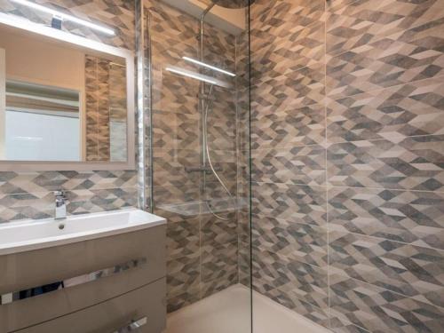 a bathroom with a glass shower and a sink at Appartement Étel, 3 pièces, 5 personnes - FR-1-479-71 in Étel