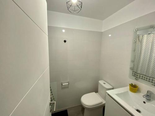 埃爾塔波的住宿－Hermosa Casa El Tabo nueva en condominio，白色的浴室设有卫生间和水槽。