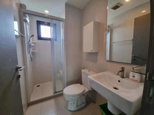 a bathroom with a shower and a toilet and a sink at 泰国芭提雅无边游泳池精装修公寓临近大海两卧室 in Pattaya Central