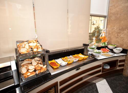 トラブゾンにあるKonak Park Otel Yomraのさまざまな種類の食べ物が並ぶビュッフェライン