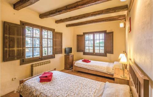 1 dormitorio con 2 camas y 2 ventanas en Gorgeous Home In Begur With Kitchen, en Begur