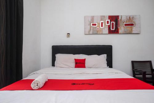 Кровать или кровати в номере RedDoorz at Paris Ocean