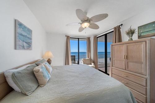- une chambre avec un lit et un ventilateur de plafond dans l'établissement Romar Place 506, à Orange Beach
