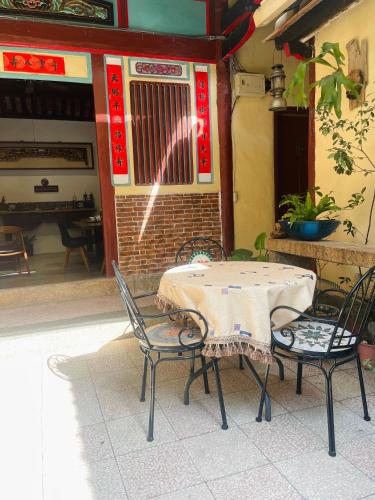 a table and chairs in front of a building at Xinqin B&B - City Area in Jincheng