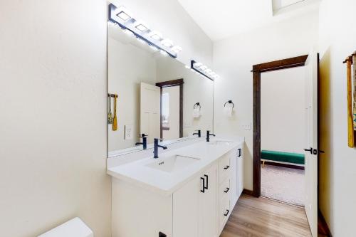 uma casa de banho com 2 lavatórios e um espelho grande em Spanish Peaks 1 em Belgrade