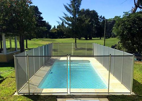 una piscina con una valla alrededor en Casa Quinta Chascomús en Chascomús