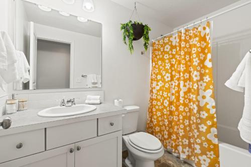 uma casa de banho com um WC e uma cortina de chuveiro em Caldwell Ruby Tuesday! 60's Inspired comfort 3B2B em Caldwell