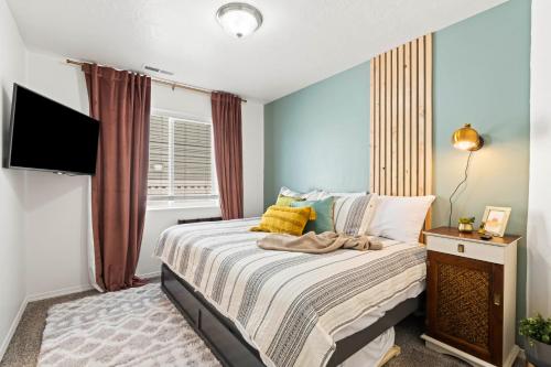 a bedroom with a bed and a television in it at Caldwell Ruby Tuesday! 60's Inspired comfort 3B2B in Caldwell