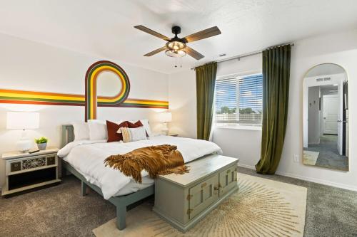 um quarto com uma cama e uma ventoinha de tecto em Caldwell Ruby Tuesday! 60's Inspired comfort 3B2B em Caldwell