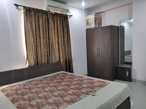 una camera con un letto e una grande finestra di Satvik Stays a Puri