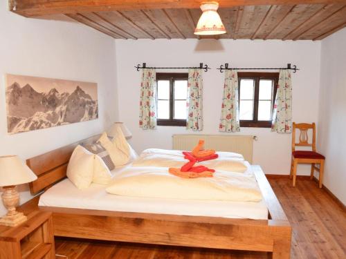 una camera da letto con un letto con un giocattolo sopra di Holiday home Mesnerhaus Fuchsn, Weisspriach im Lungau a Weisspriach