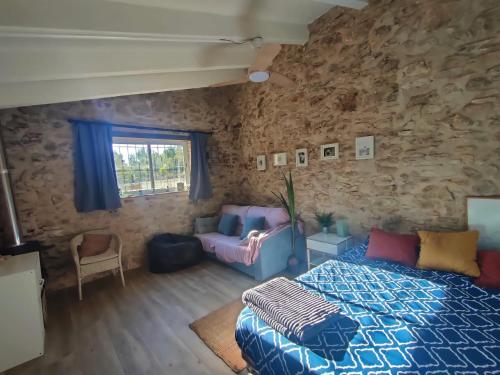 una camera con letto e parete in pietra di Flaire Mar a Tarragona