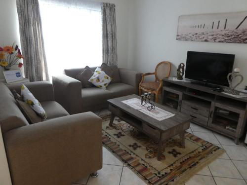 TV a/nebo společenská místnost v ubytování Garden Cluster Home in Edenvale