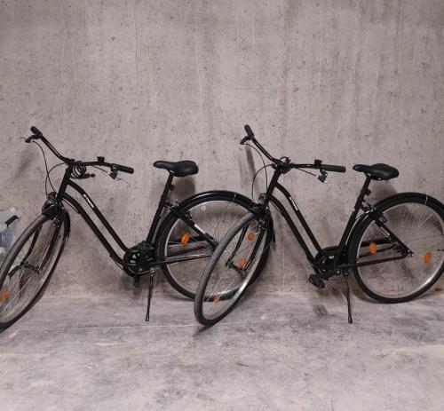 two bikes are parked next to a wall at Villa Creole 0308 Luxe appartement met verwarmd zwembad Nieuwpoort Jachthaven in Nieuwpoort