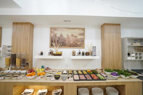 タシュケントにあるMilan Hotelのキッチン(果物、野菜を含むテーブル付)