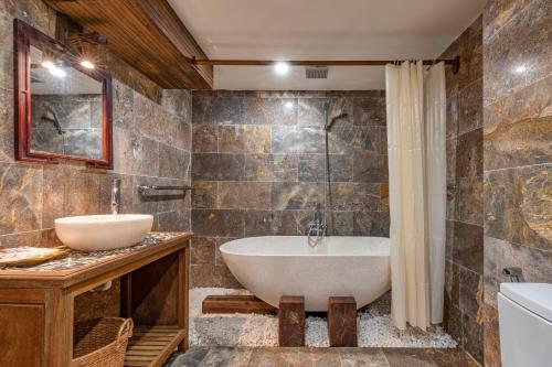 ein Badezimmer mit einer Badewanne und einem Waschbecken in der Unterkunft Gita Boutique Villa in Hoi An