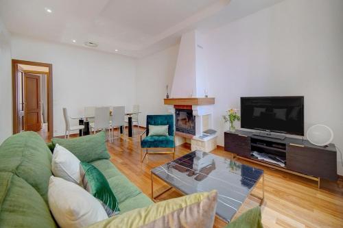 un salon avec un canapé vert et une télévision dans l'établissement REF 1320 - Cannes Center - Apartment for rent, à Cannes