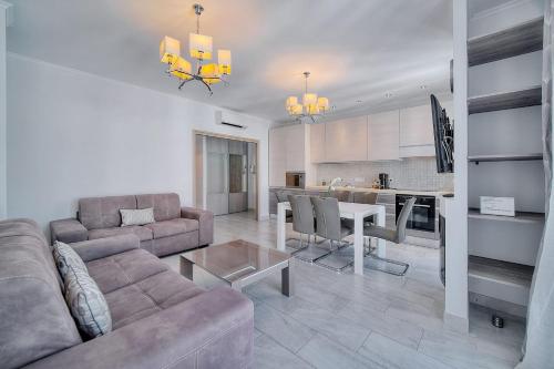 un salon avec un canapé et une table dans l'établissement REF 1477 - Apartment for rent, à Cannes