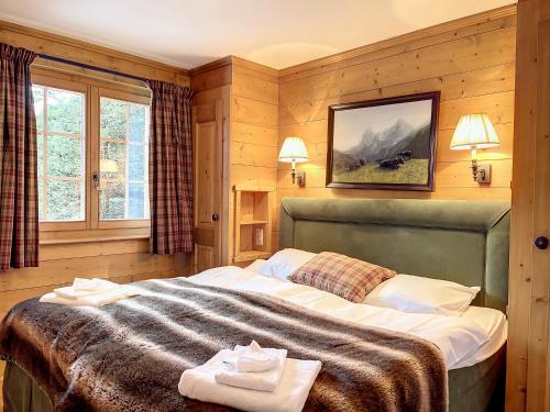 a bedroom with a large bed with two towels on it at Residence Bastide in Verbier