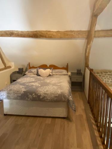 Le Grais的住宿－Gite Des Roses，一间卧室配有一张床,铺有木地板