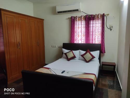 Ένα ή περισσότερα κρεβάτια σε δωμάτιο στο IRIS COMFORT INN BLOSSOM
