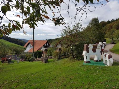 Freiamt的住宿－Grub-Daniel-Hof，草地上一头牛的雕像
