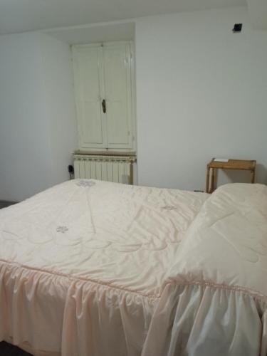 a large white bed in a white room at IL SENTIERO in Pioraco