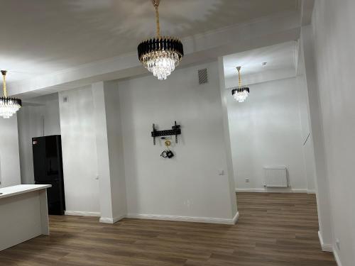 um quarto com paredes brancas e lustres em Fabulous Penthouse 5* em Chisinau