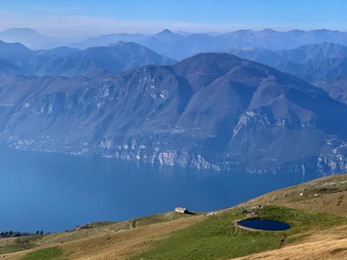 een uitzicht op een groot blauw meer op een heuvel bij Rifugio Chierego - 1911m in Brenzone sul Garda