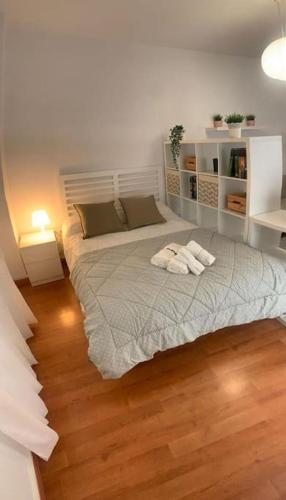 ein Schlafzimmer mit einem Bett mit zwei Handtüchern darauf in der Unterkunft Apartamento luminoso en Espartinas Totalmente climatizado in Espartinas