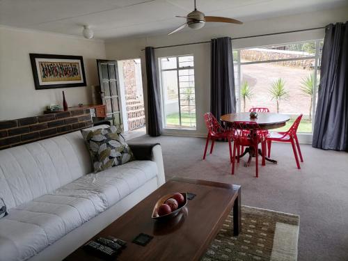 ein Wohnzimmer mit einem Sofa und einem Tisch in der Unterkunft CityView, a stunning modern apartment in Johannesburg