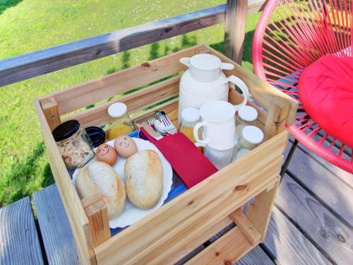a wooden box with food and eggs and bread at Grub-Daniel-Hof in Freiamt