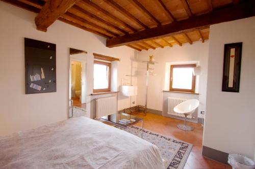 A bed or beds in a room at La Casa Di Adelina Monticchiello
