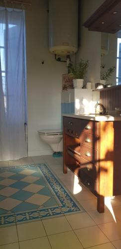 a bathroom with a sink and a toilet at Maison chaleureuse et familiale. in Nalliers