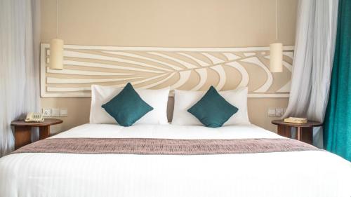 Postel nebo postele na pokoji v ubytování Neptune Village Beach Resort & Spa - All Inclusive