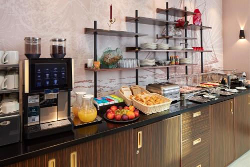 una cocina con una barra con comida. en Hôtel Tourisme Avenue, en París