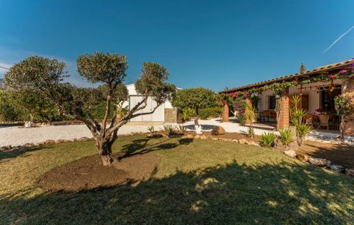 Villa con piscina cerca de la playa