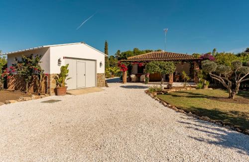 Villa con piscina cerca de la playa