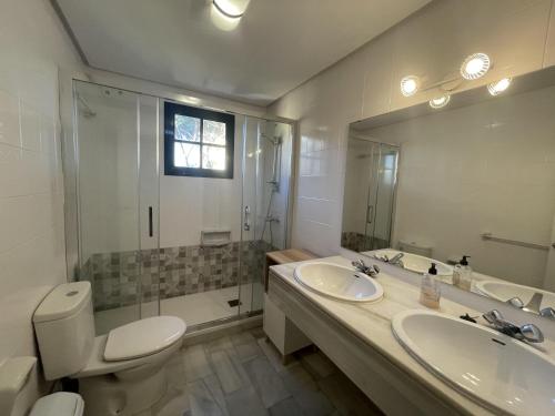 Kúpeľňa v ubytovaní 2 bedroom top floor apartament with open sea views CS197
