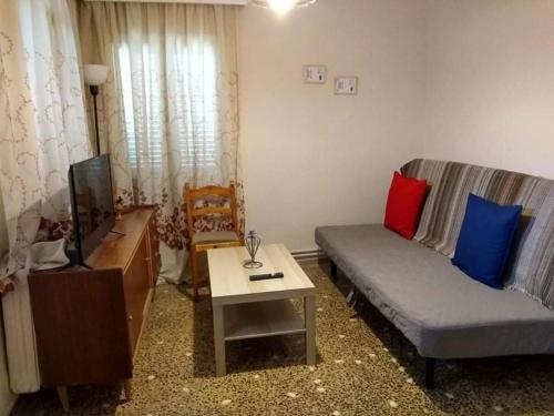 - un salon avec un canapé, une télévision et une table dans l'établissement Christos, à Asvestokhórion