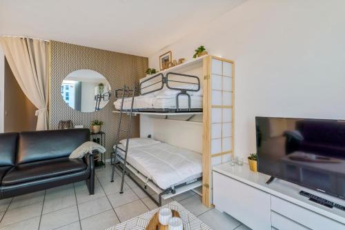 a living room with a bunk bed and a television at Gezellig en knus app vlakbij centrum Nieuwpoort! in Nieuwpoort