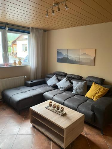 een woonkamer met een bank en een salontafel bij Ferienwohnung Schanz in Konken